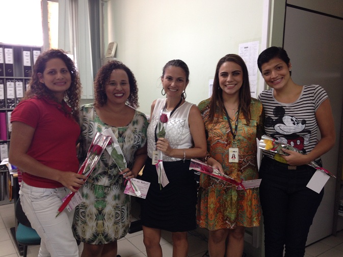 09.03.2015_01_Rosas e serenata servidoras do DER-ES recebem homenagem no Dia Internacional da Mulher