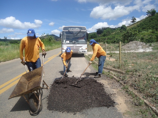 12.03.2015_Equipes do DER-ES realizam serviços de conservação em 19 rodovias