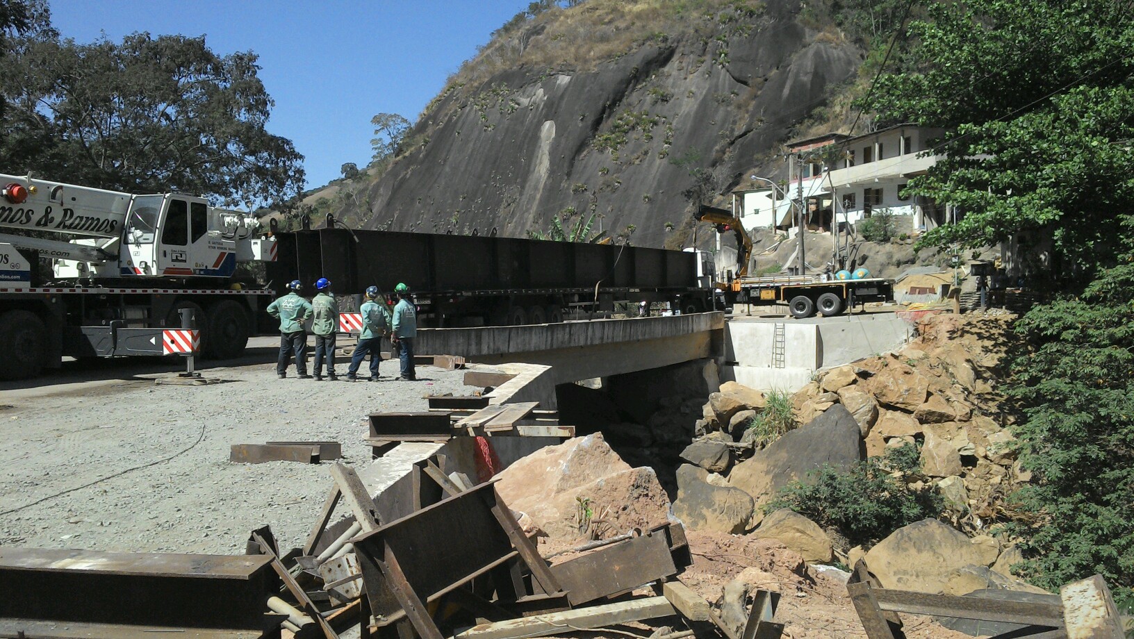 15.08.2013_DER implanta vigas e prossegue nas obras da ES 355 em Santa Leopoldina e Santa Maria de Jetibá