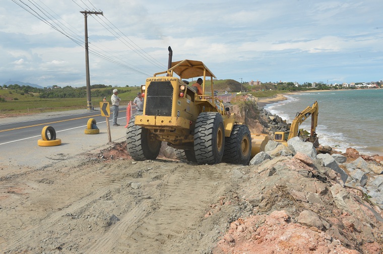 25.02.2015_02_Trecho da ES 060 recebe obras de melhorias para dar mais segurança aos usuários