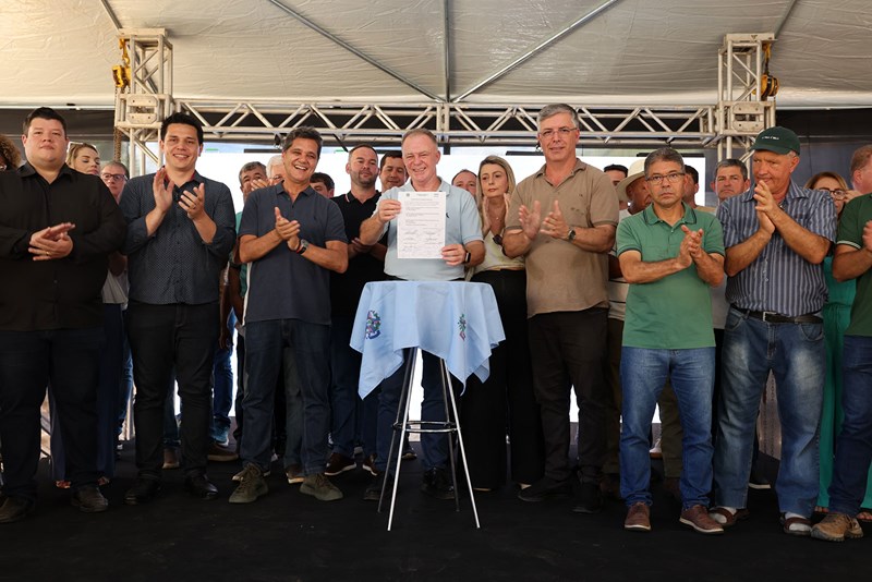 Governo entrega obra de calçamento rural e anuncia novos investimentos em Casteloh