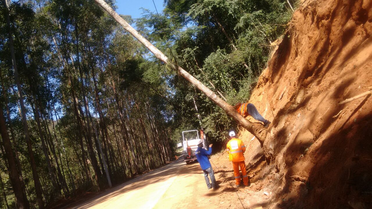 ES-166 -  km 19 a 22 -  Castelo -  remoção de barreira -  limpeza de bueiros e caixa -  04082017 (4)
